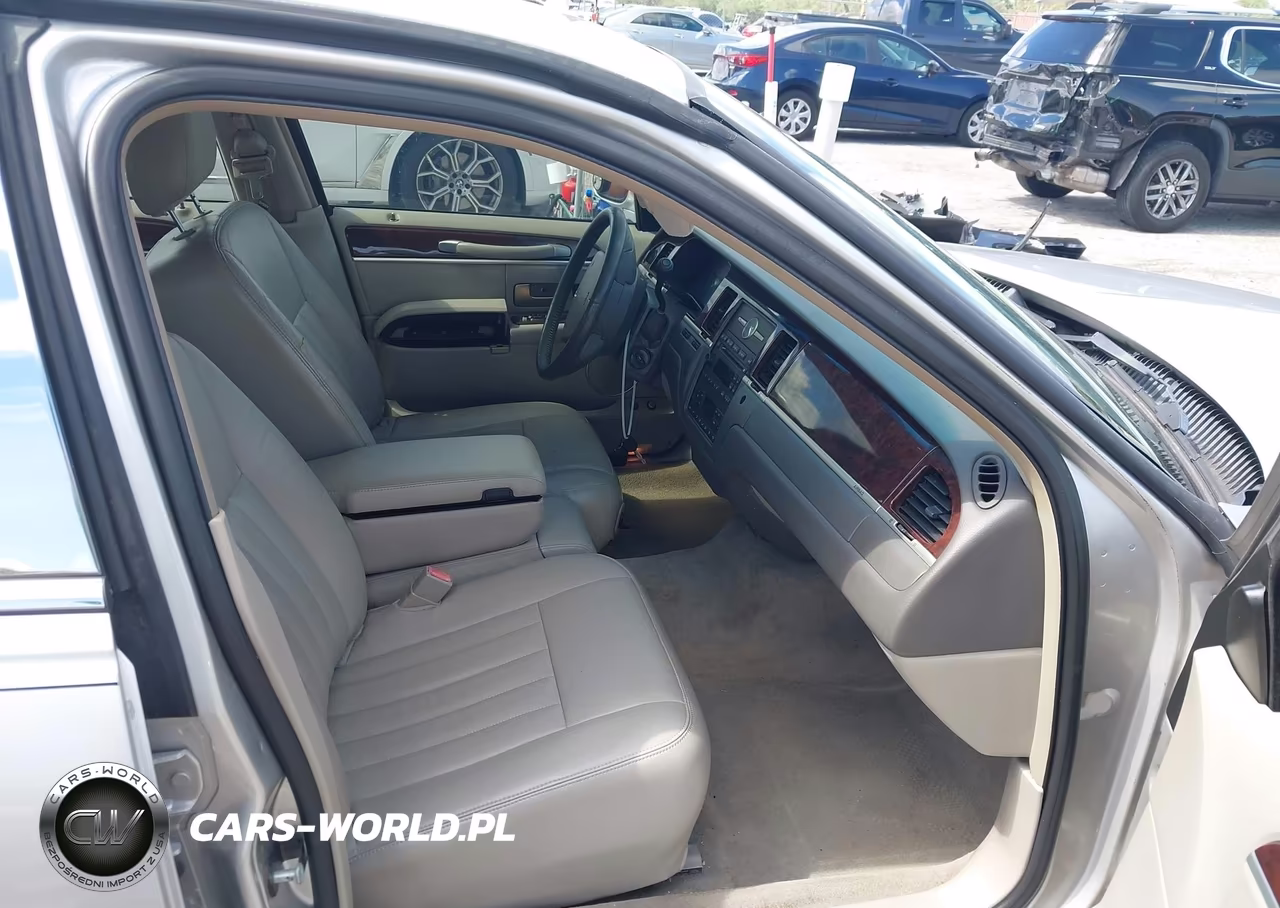 2007 Lincoln Town Car Signature VIN:1LNHM81W97Y637484 - 5