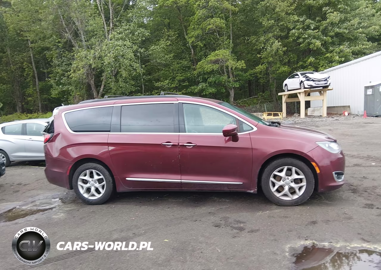 2017 Chrysler Pacifica Touring-L VIN:2C4RC1BG8HR810329 - 13