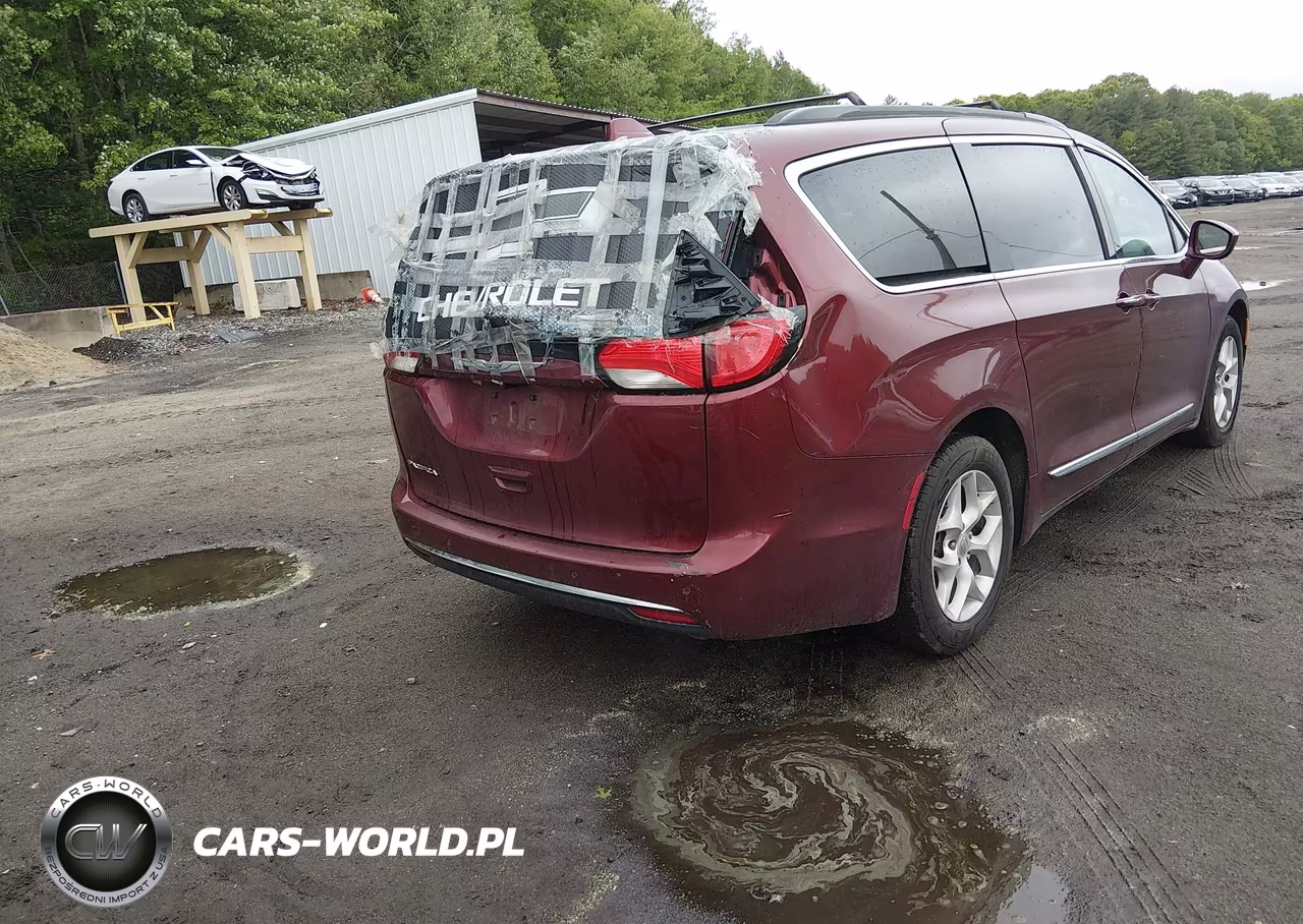 2017 Chrysler Pacifica Touring-L VIN:2C4RC1BG8HR810329 - 4