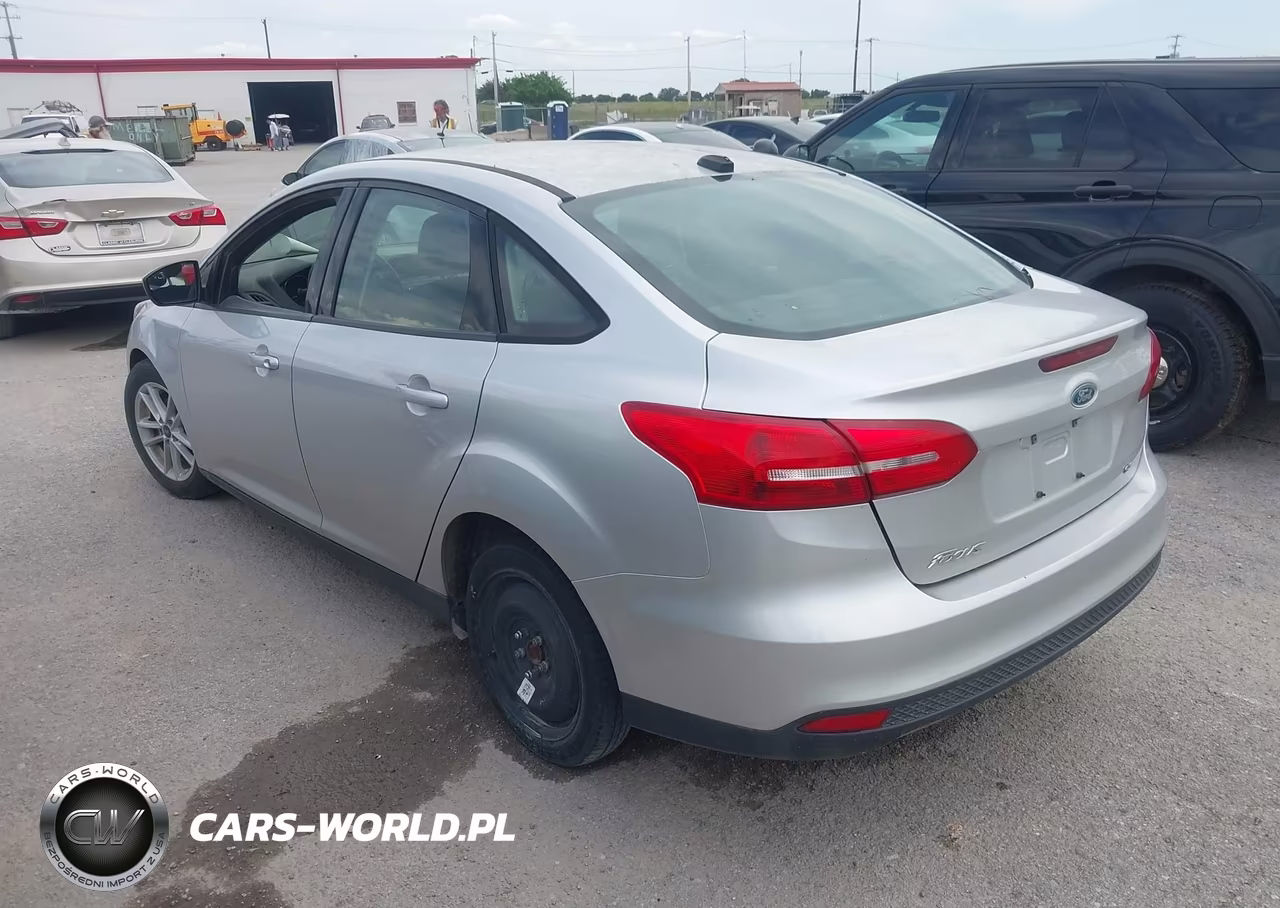 2018 Ford Focus Se VIN:1FADP3F21JL262512 - 3