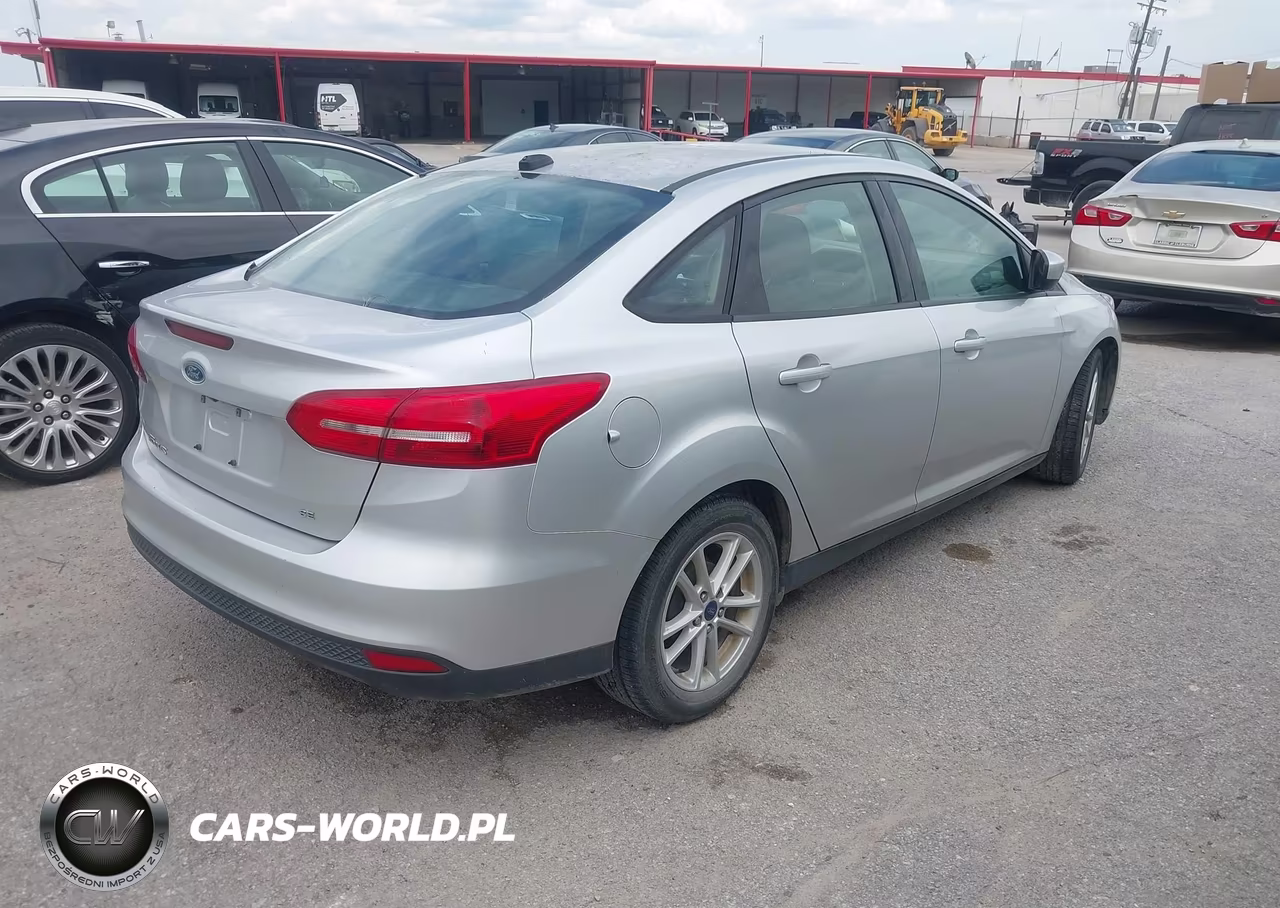2018 Ford Focus Se VIN:1FADP3F21JL262512 - 4