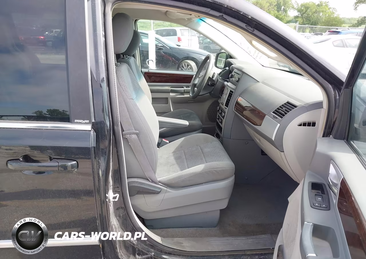 2010 Chrysler Town & Country Touring VIN:2A4RR5D19AR141602 - 5