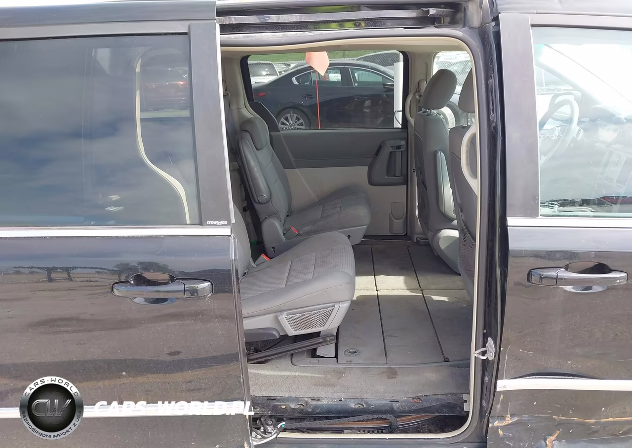 2010 Chrysler Town & Country Touring VIN:2A4RR5D19AR141602 - 8