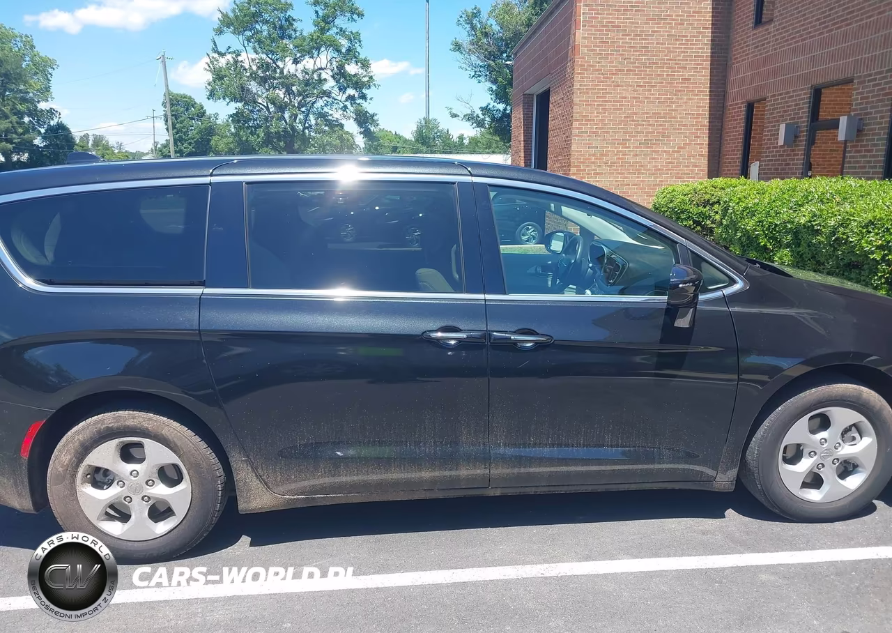 2018 Chrysler Pacifica Hybrid Touring Plus VIN:2C4RC1H78JR276245 - 15