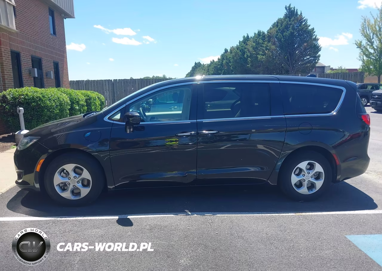 2018 Chrysler Pacifica Hybrid Touring Plus VIN:2C4RC1H78JR276245 - 16