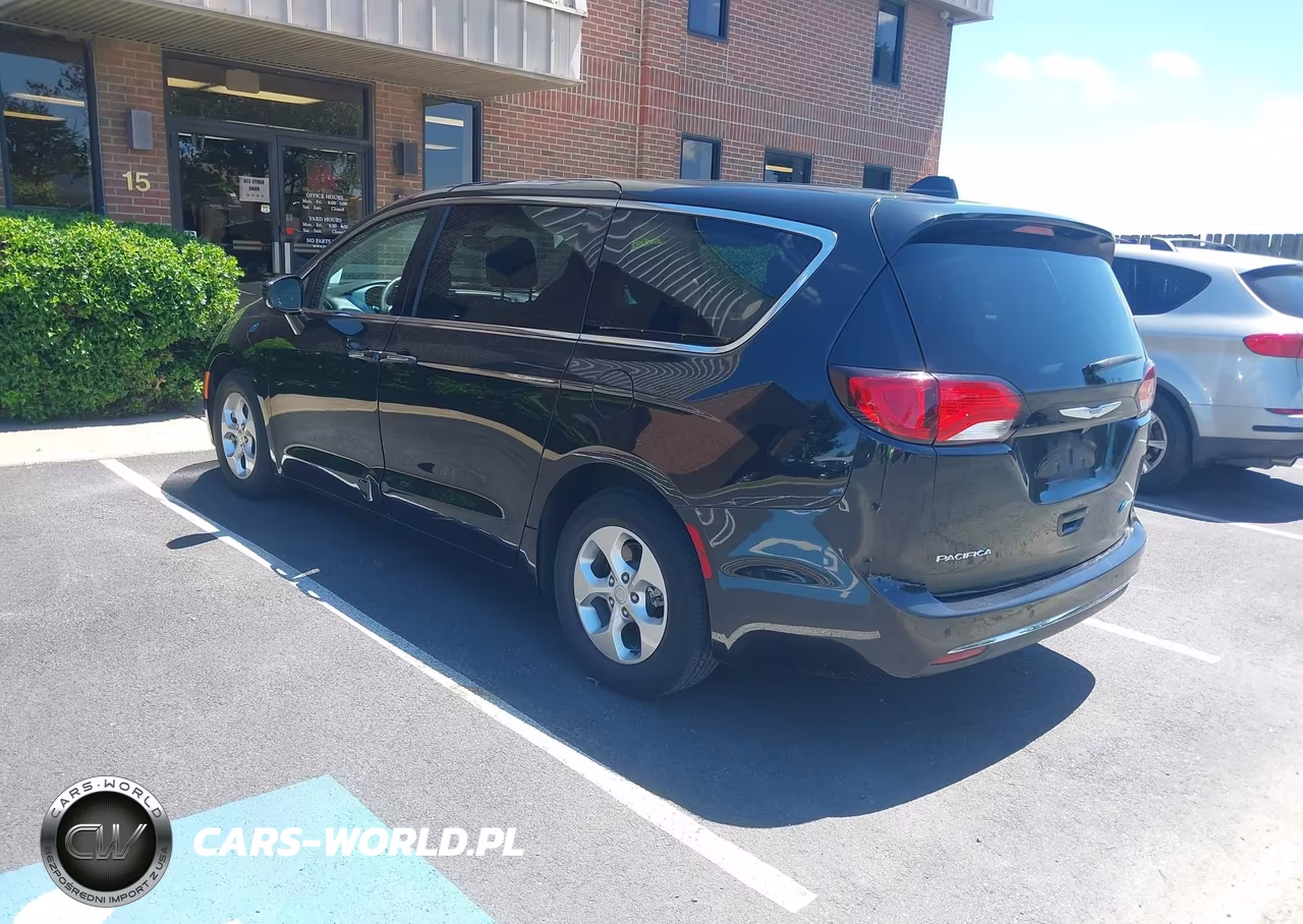 2018 Chrysler Pacifica Hybrid Touring Plus VIN:2C4RC1H78JR276245 - 3