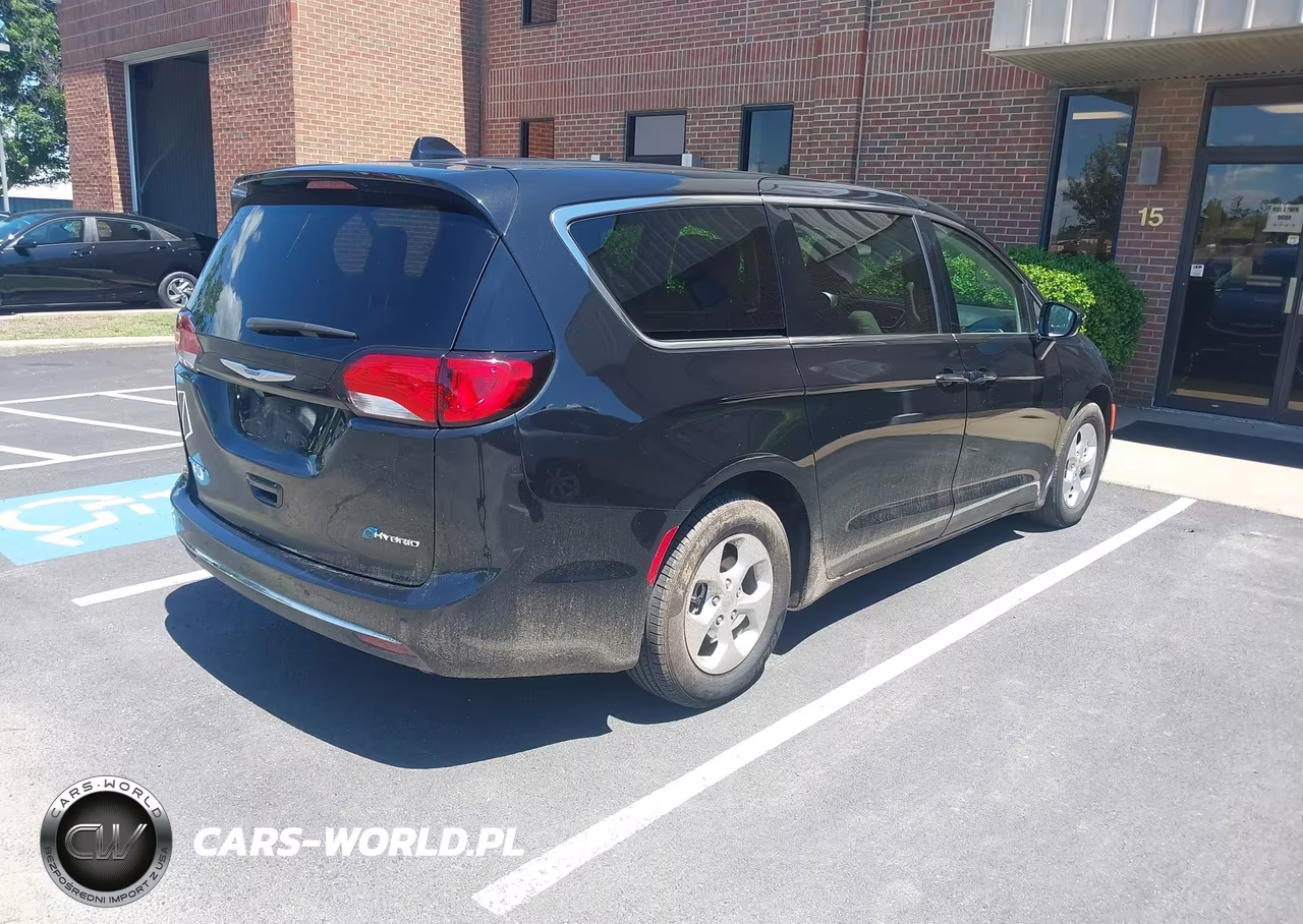 2018 Chrysler Pacifica Hybrid Touring Plus VIN:2C4RC1H78JR276245 - 4