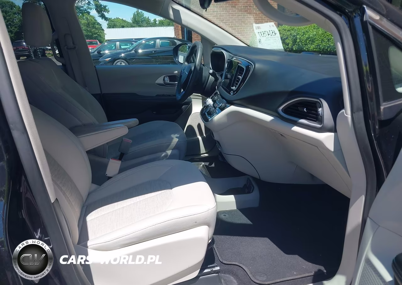 2018 Chrysler Pacifica Hybrid Touring Plus VIN:2C4RC1H78JR276245 - 5