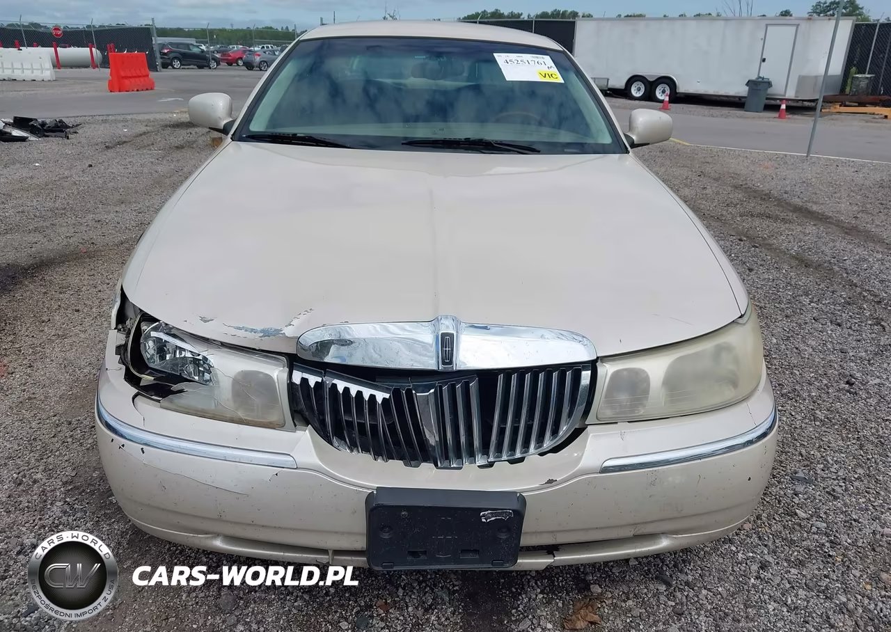 2000 Lincoln Town Car Cartier VIN:1LNHM83WXYY925044 - 13