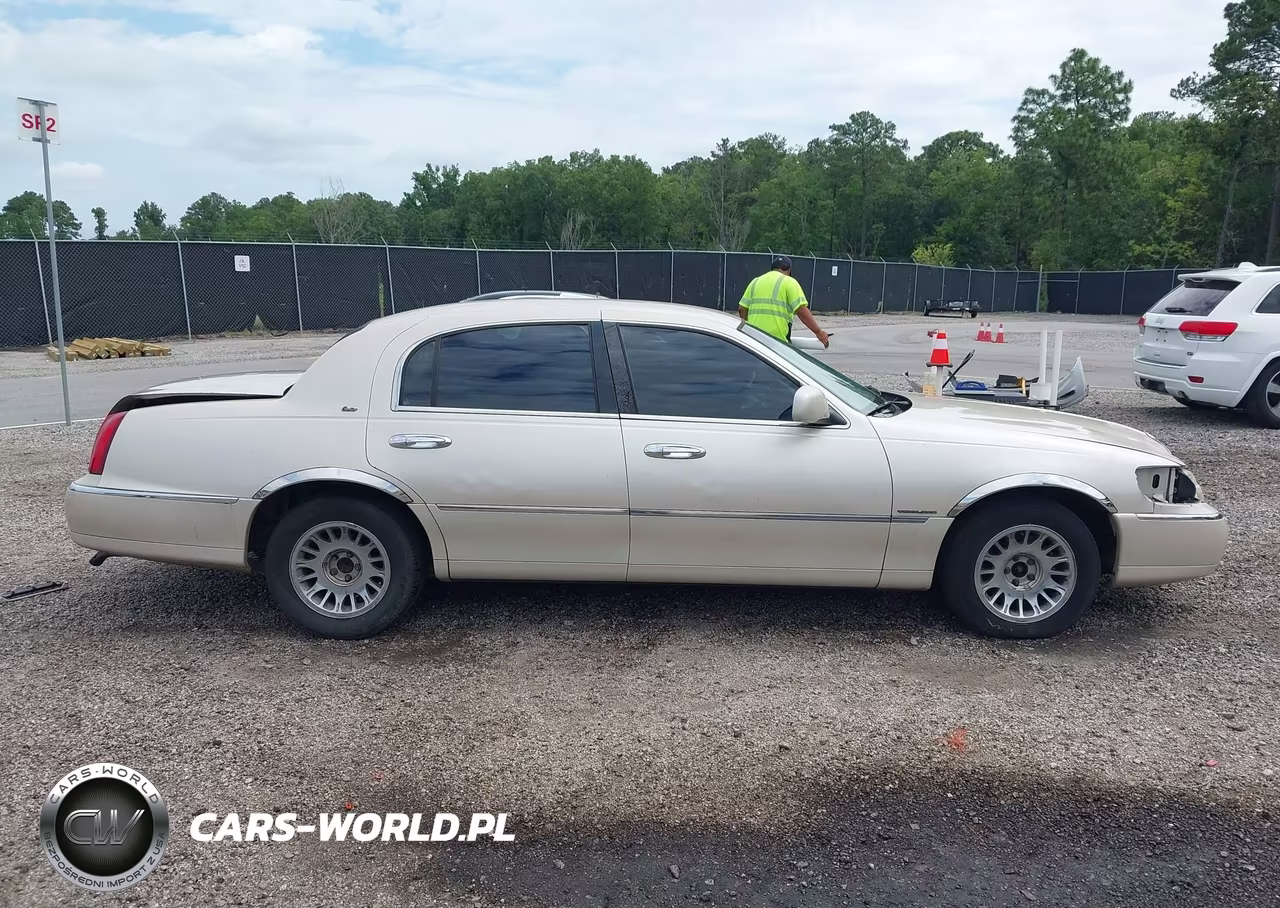 2000 Lincoln Town Car Cartier VIN:1LNHM83WXYY925044 - 14