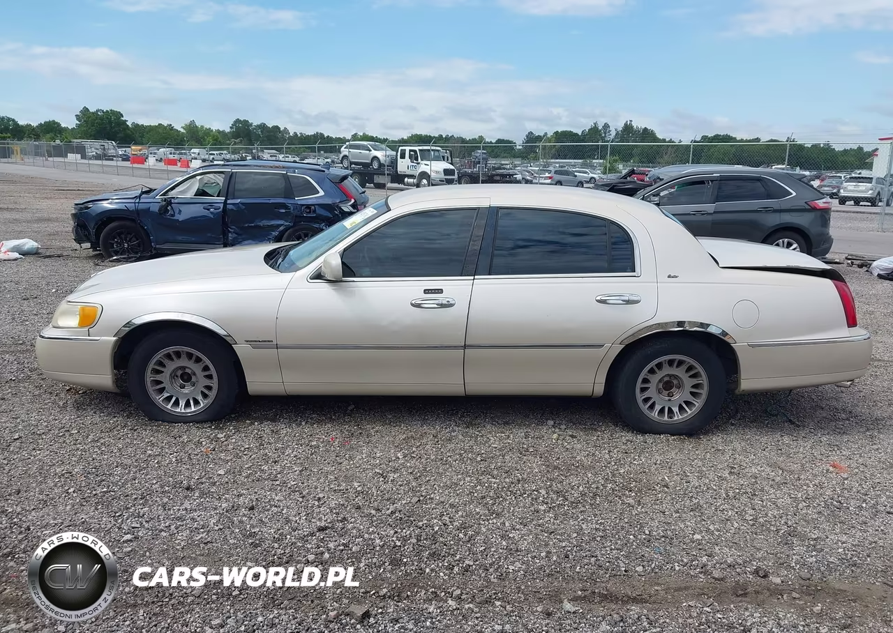 2000 Lincoln Town Car Cartier VIN:1LNHM83WXYY925044 - 15