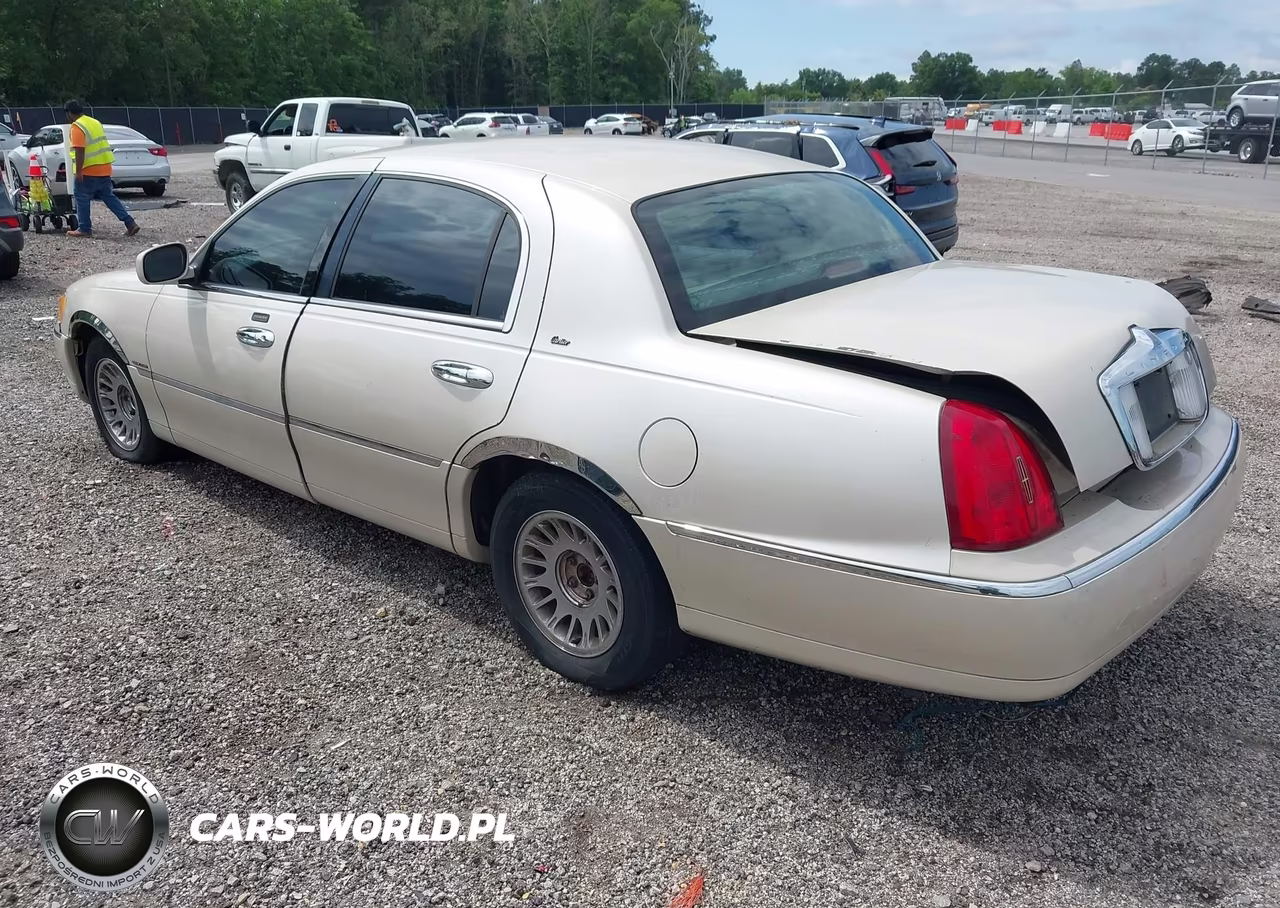 2000 Lincoln Town Car Cartier VIN:1LNHM83WXYY925044 - 3