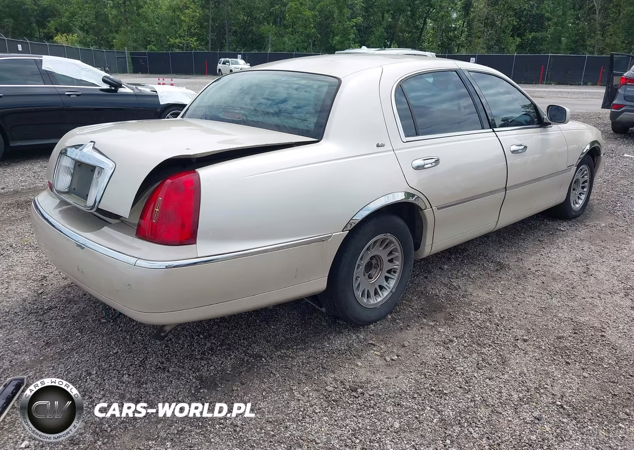 2000 Lincoln Town Car Cartier VIN:1LNHM83WXYY925044 - 4