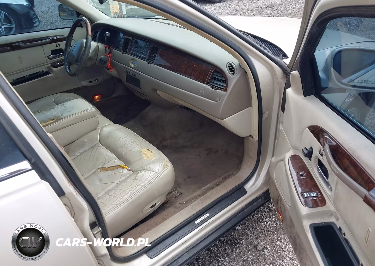 2000 Lincoln Town Car Cartier VIN:1LNHM83WXYY925044 - 5