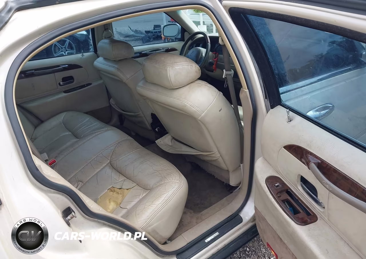 2000 Lincoln Town Car Cartier VIN:1LNHM83WXYY925044 - 8