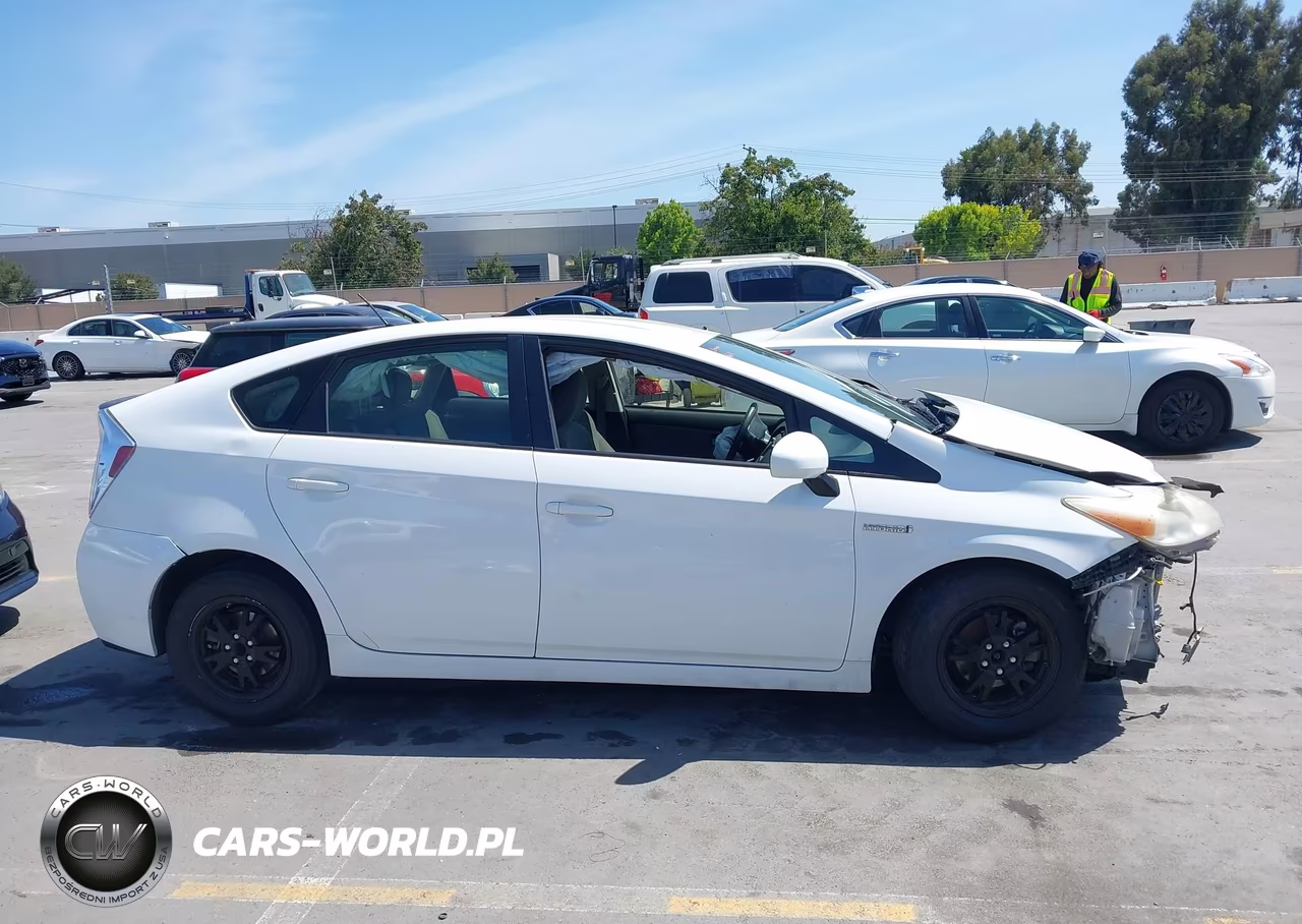 2013 Toyota Prius Two VIN:JTDKN3DU5D5638018 - 14