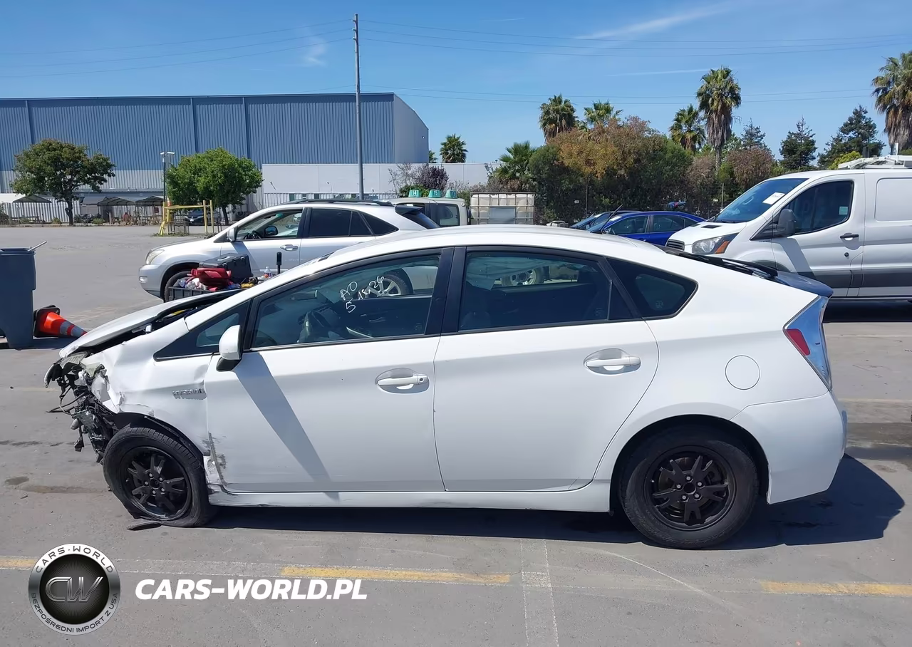 2013 Toyota Prius Two VIN:JTDKN3DU5D5638018 - 15