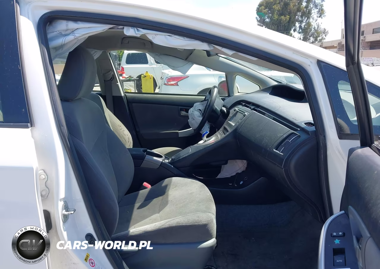 2013 Toyota Prius Two VIN:JTDKN3DU5D5638018 - 5