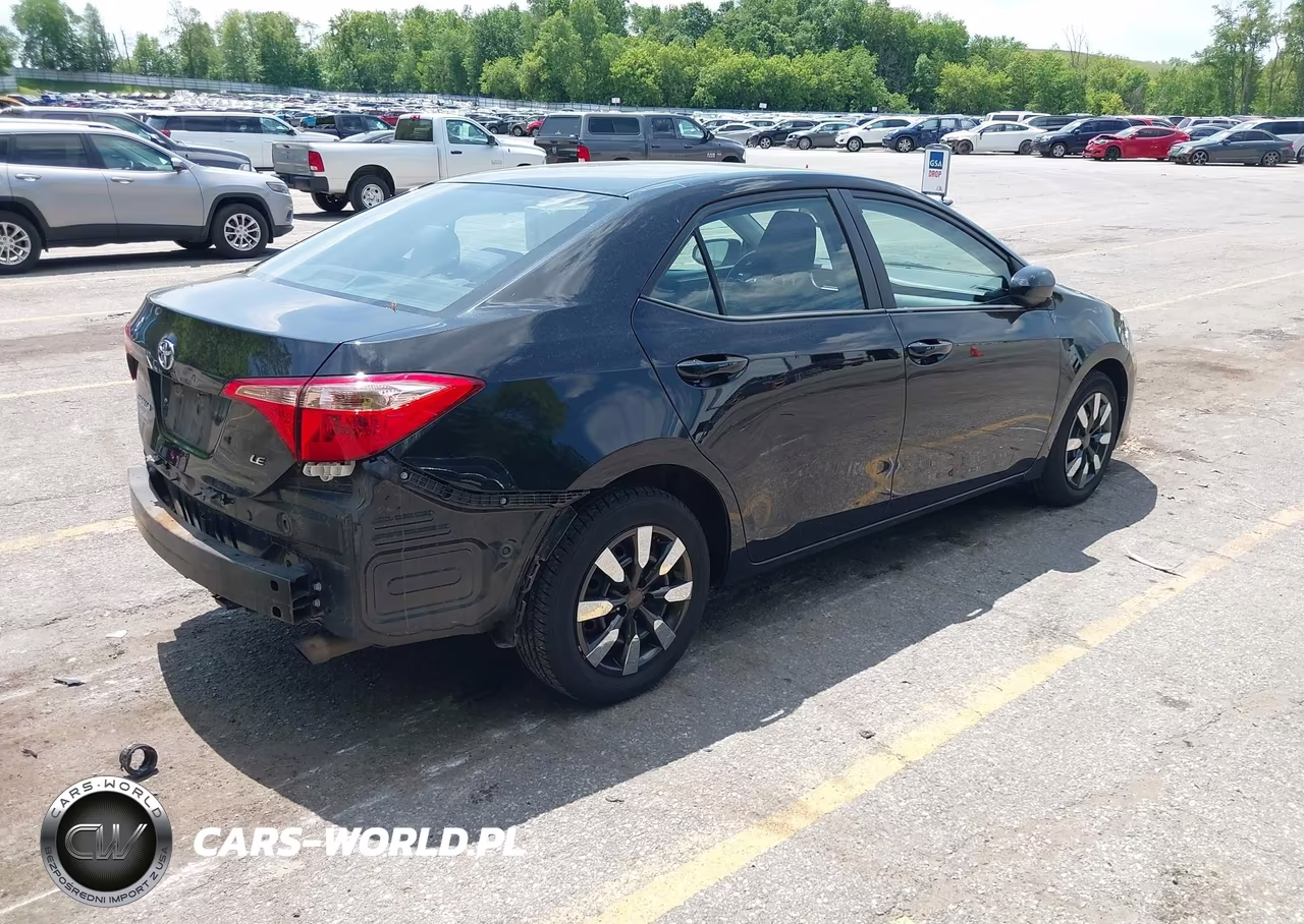 2018 Toyota Corolla Le VIN:2T1BURHEXJC071246 - 4