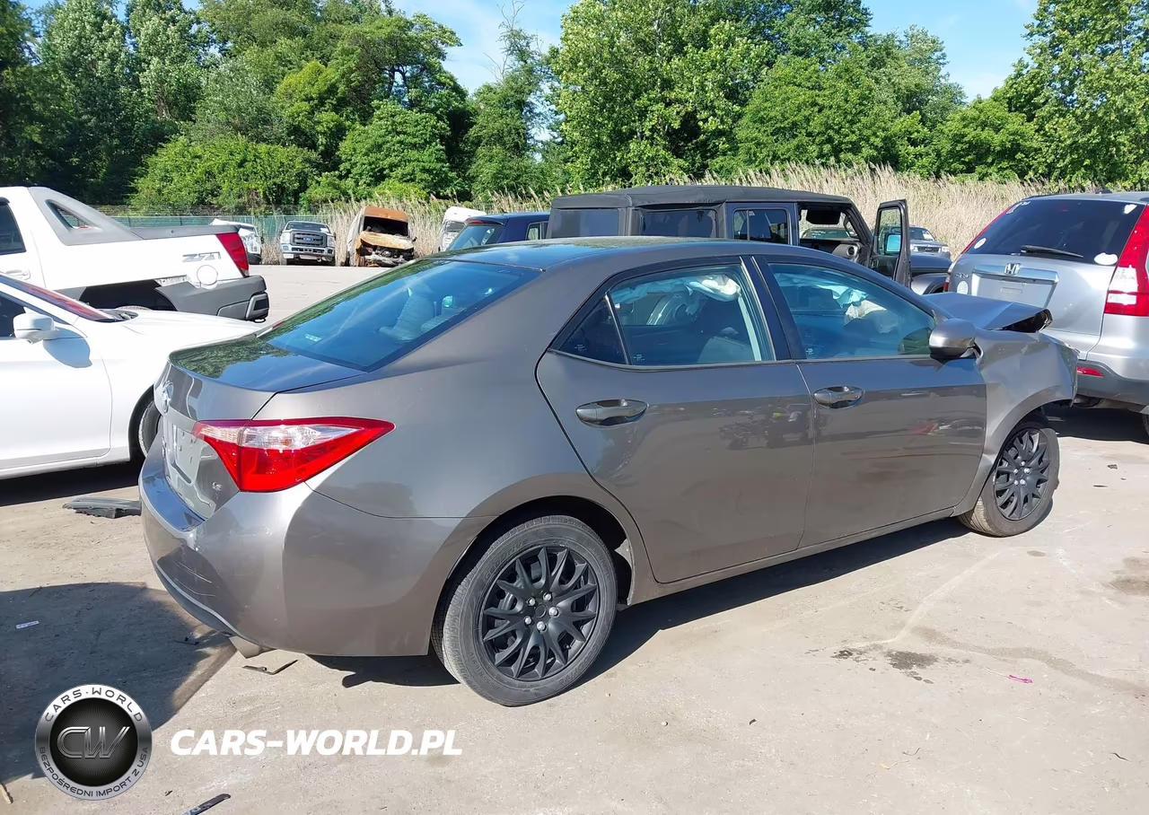 2018 Toyota Corolla Le VIN:2T1BURHE4JC000592 - 4