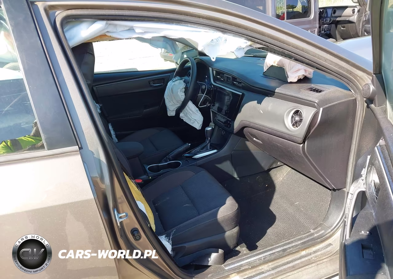 2018 Toyota Corolla Le VIN:2T1BURHE4JC000592 - 5