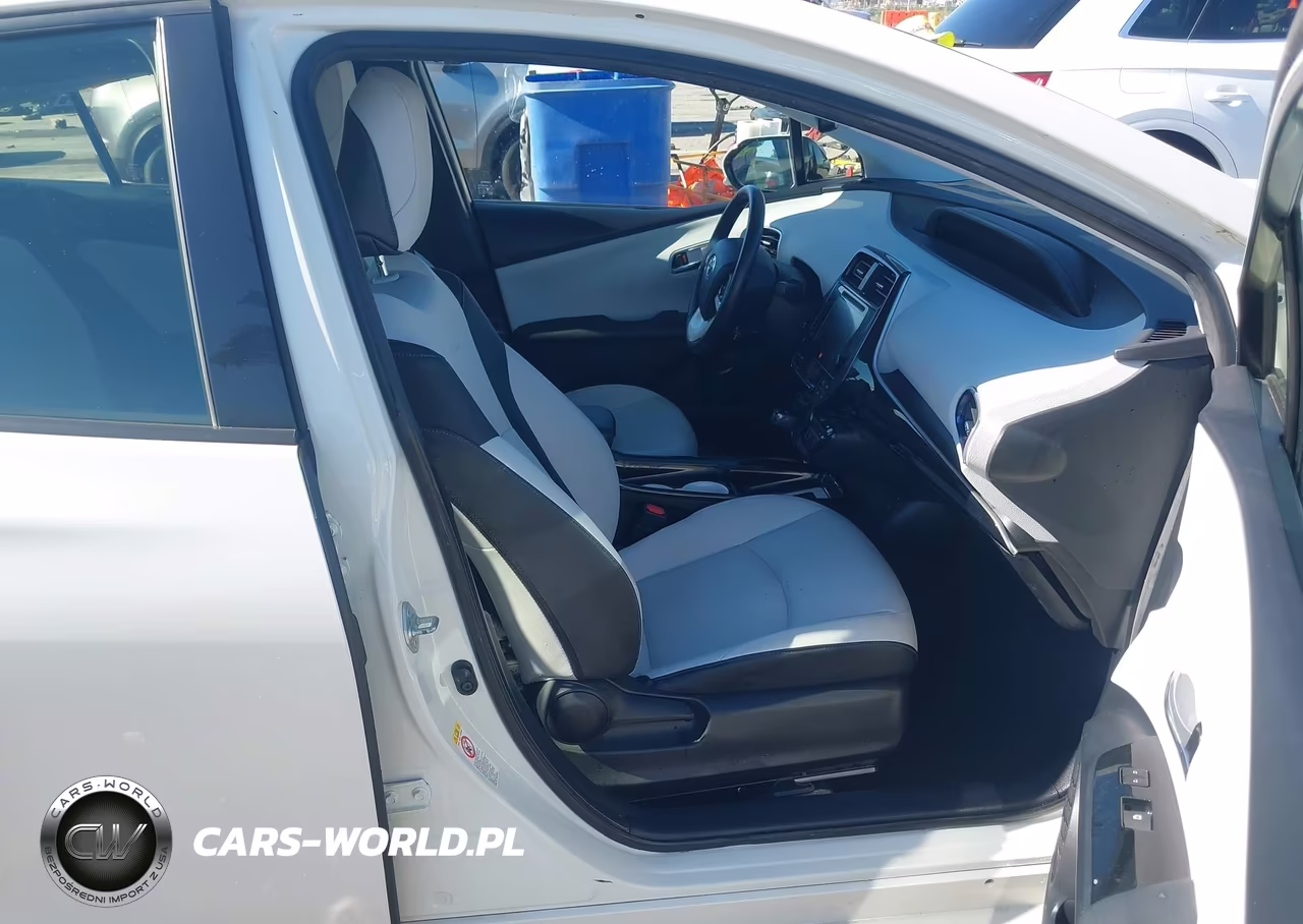2017 Toyota Prius Four Touring VIN:JTDKARFU8H3533423 - 5