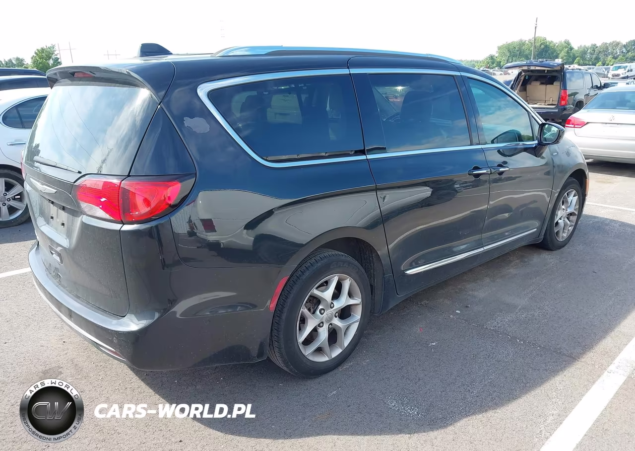 2017 Chrysler Pacifica Touring-L Plus VIN:2C4RC1EG7HR534222 - 4
