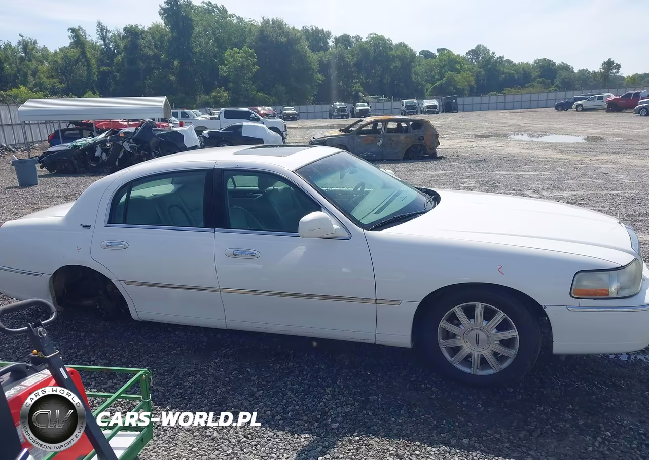 2006 Lincoln Town Car Signature Limited VIN:1LNHM82V56Y625966 - 13