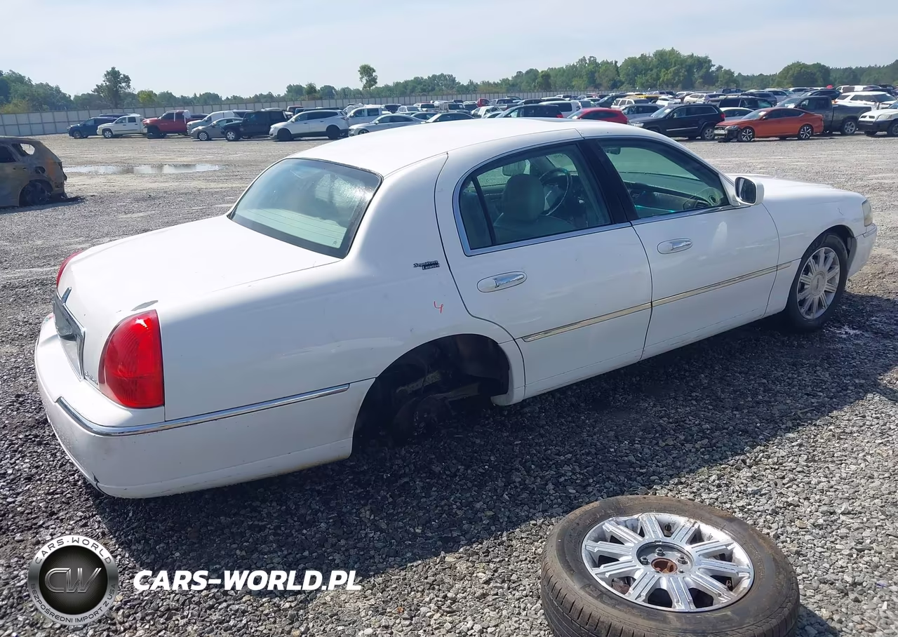 2006 Lincoln Town Car Signature Limited VIN:1LNHM82V56Y625966 - 4
