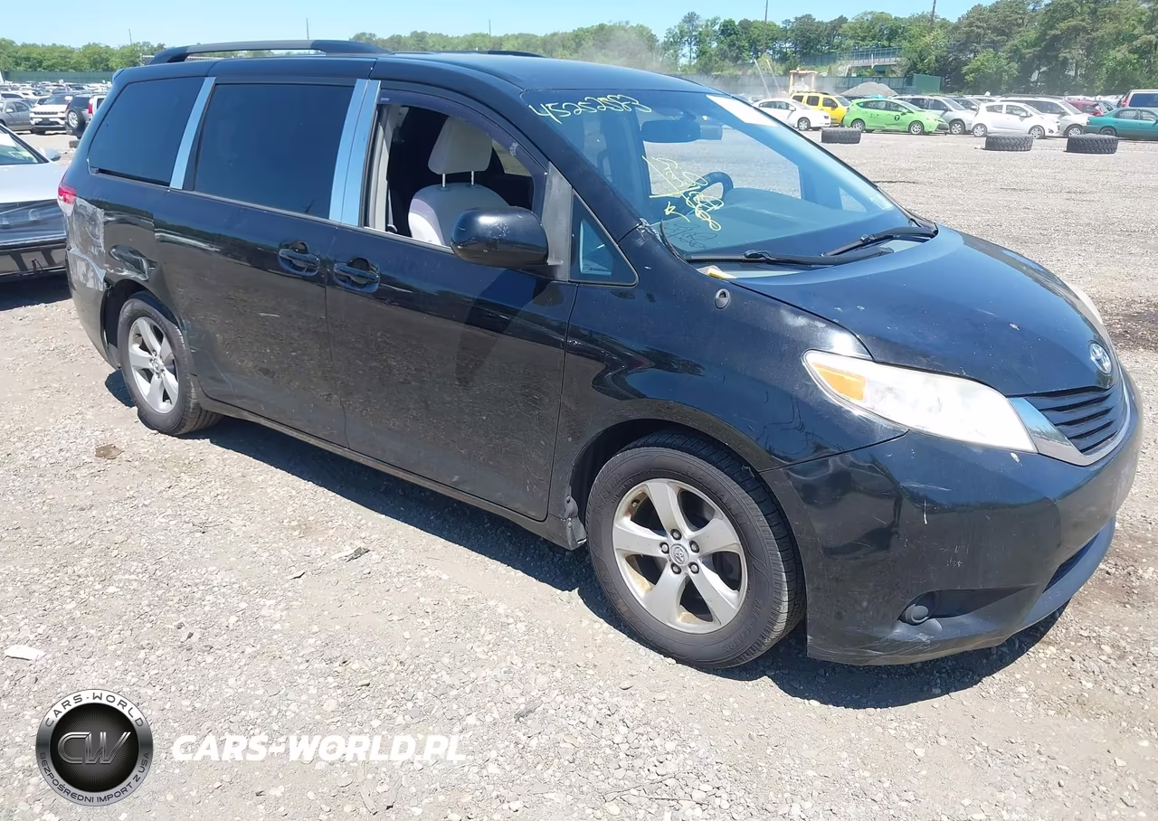 2013 Toyota Sienna Le V6 8 Passenger