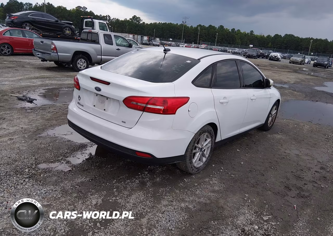 2017 Ford Focus Se VIN:1FADP3F21HL322119 - 4