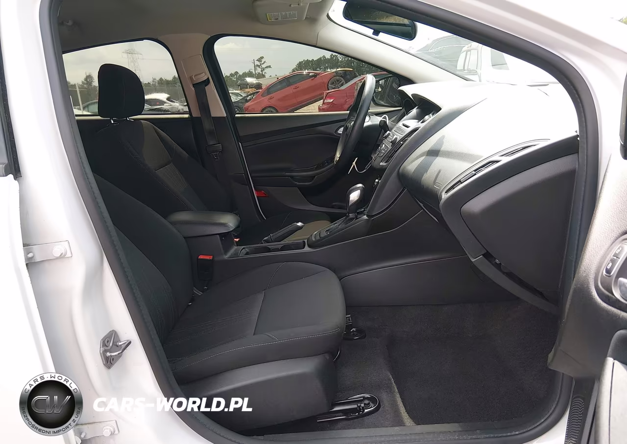 2017 Ford Focus Se VIN:1FADP3F21HL322119 - 5