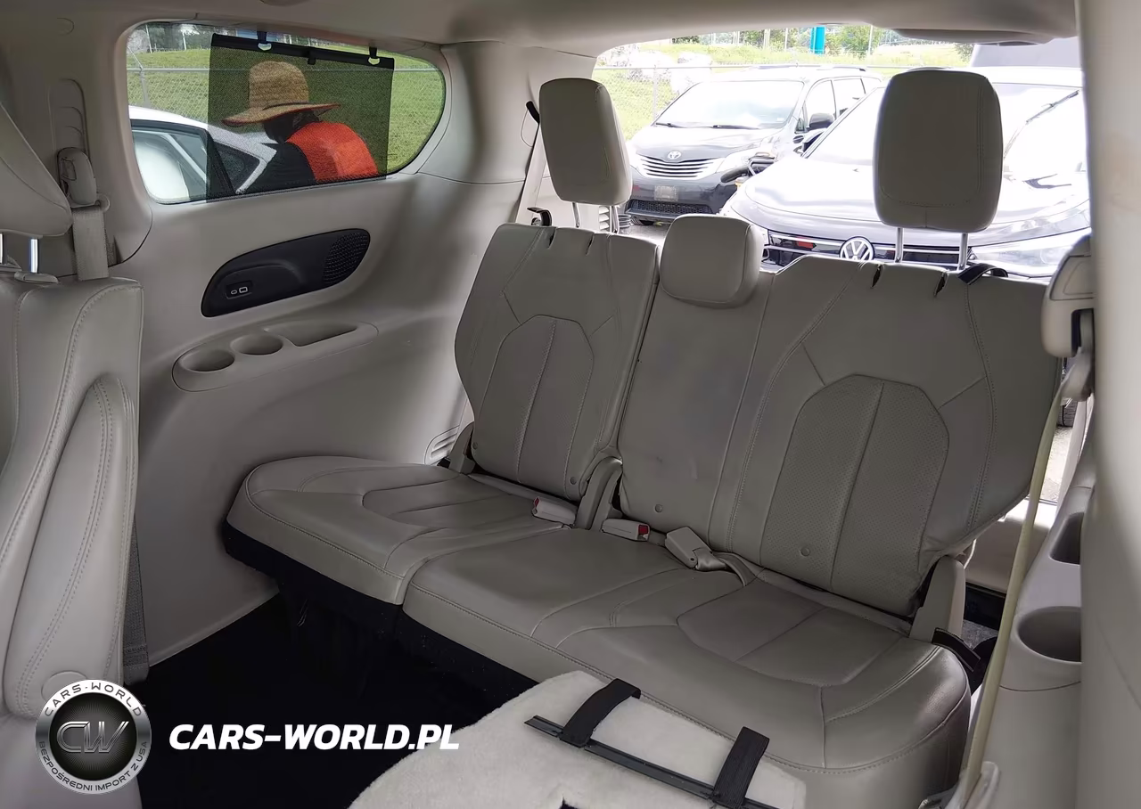 2021 Chrysler Pacifica Hybrid Touring L VIN:2C4RC1L7XMR599479 - 17