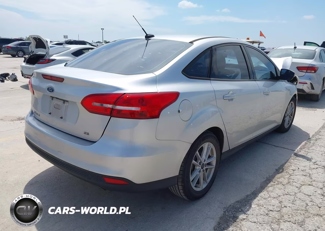 2017 Ford Focus Se VIN:1FADP3F2XHL214131 - 4