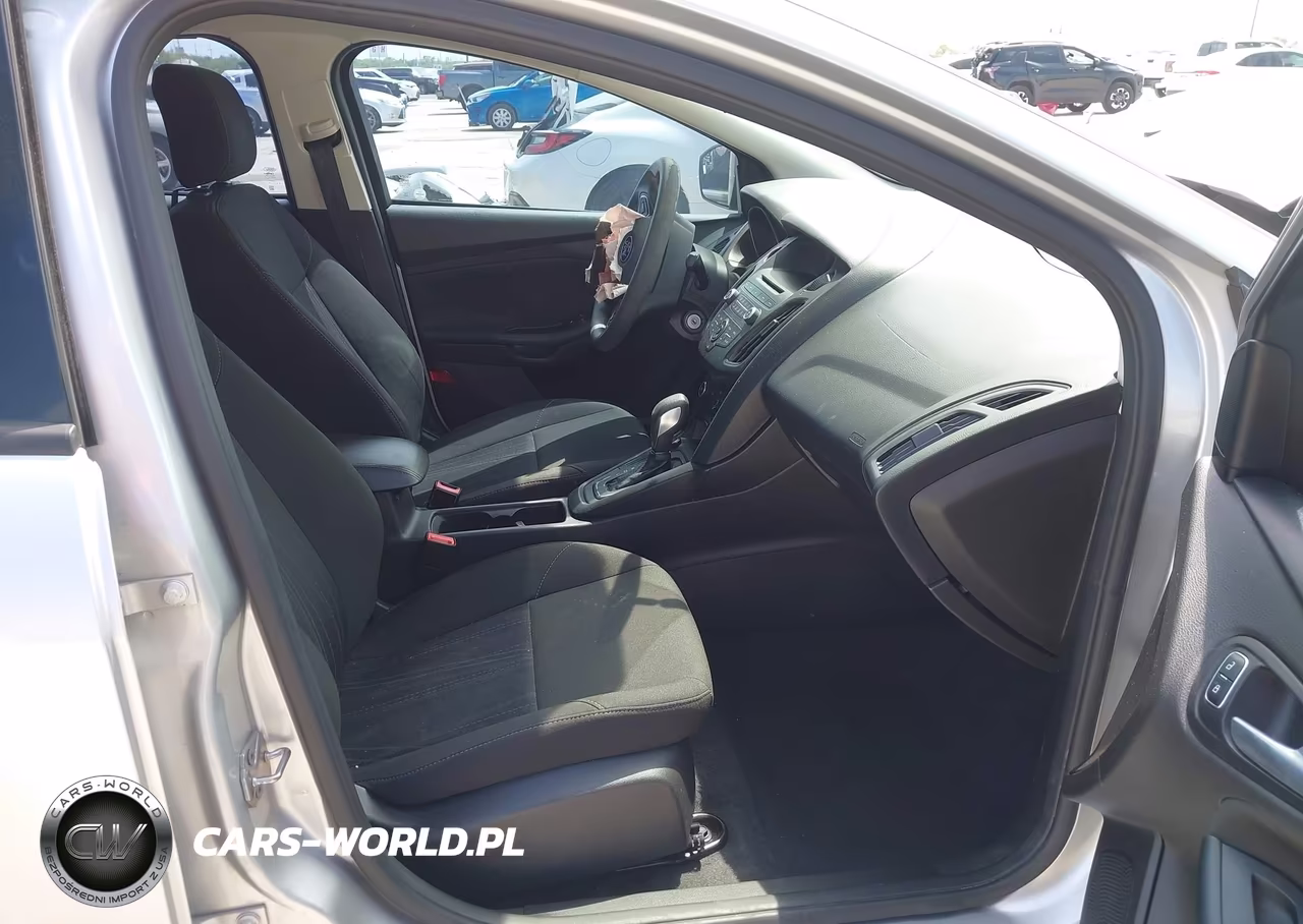 2017 Ford Focus Se VIN:1FADP3F2XHL214131 - 5