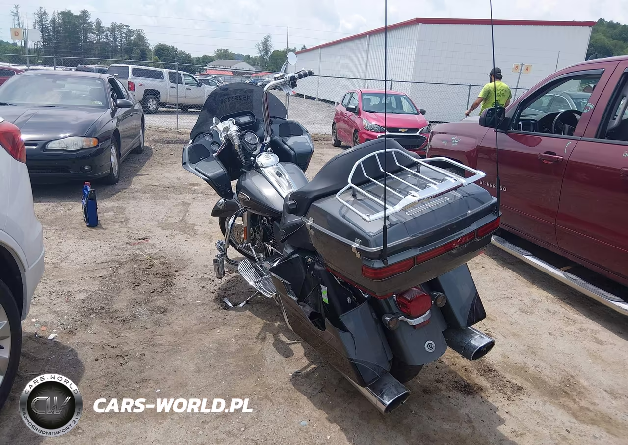 2011 Harley-Davidson Fltruse VIN:1HD1TA810BB950301 - 3