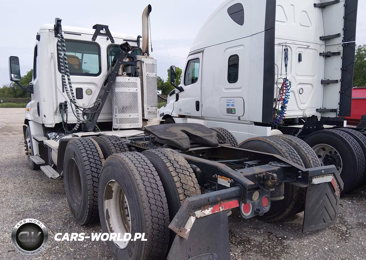 2013 Freightliner Cascadia 113 VIN:3AKJGBDV7DSFE2374 - 3