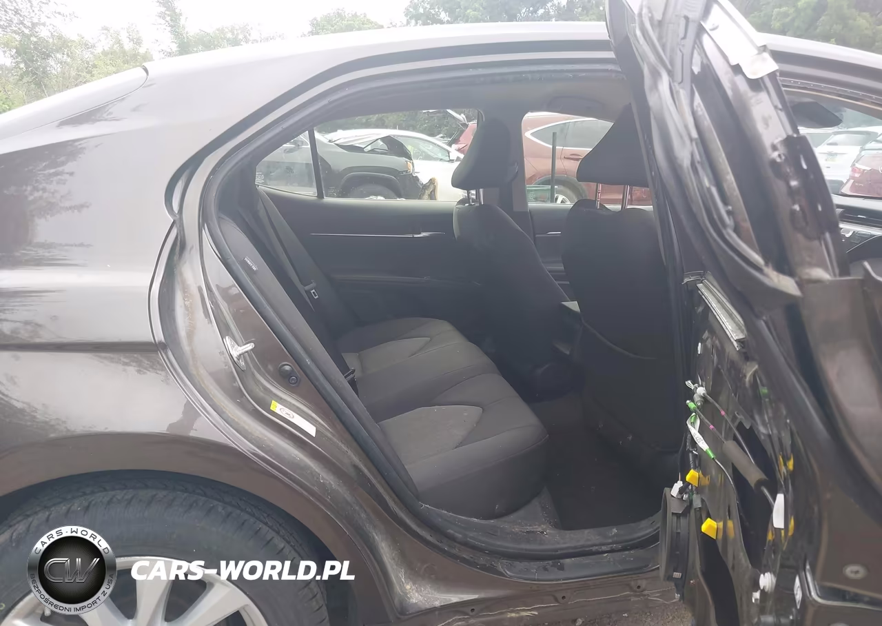 2018 Toyota Camry Le VIN:JTNB11HK5J3068209 - 8