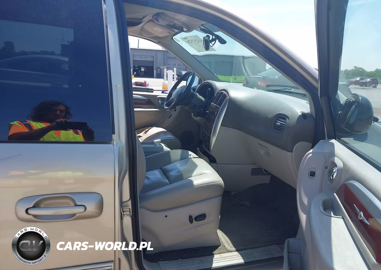 2005 Chrysler Town & Country Limited VIN:2C4GP64L85R151795 - 5