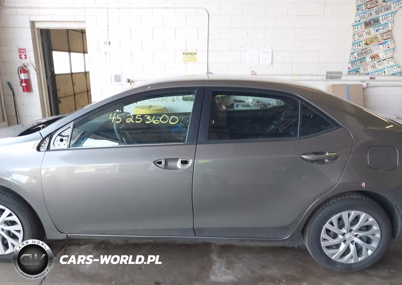 2018 Toyota Corolla Le VIN:5YFBURHE8JP820478 - 14