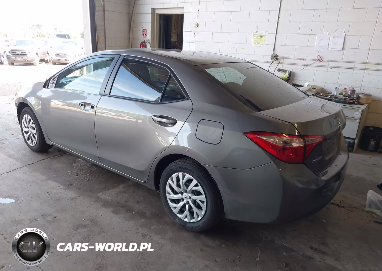 2018 Toyota Corolla Le VIN:5YFBURHE8JP820478 - 3