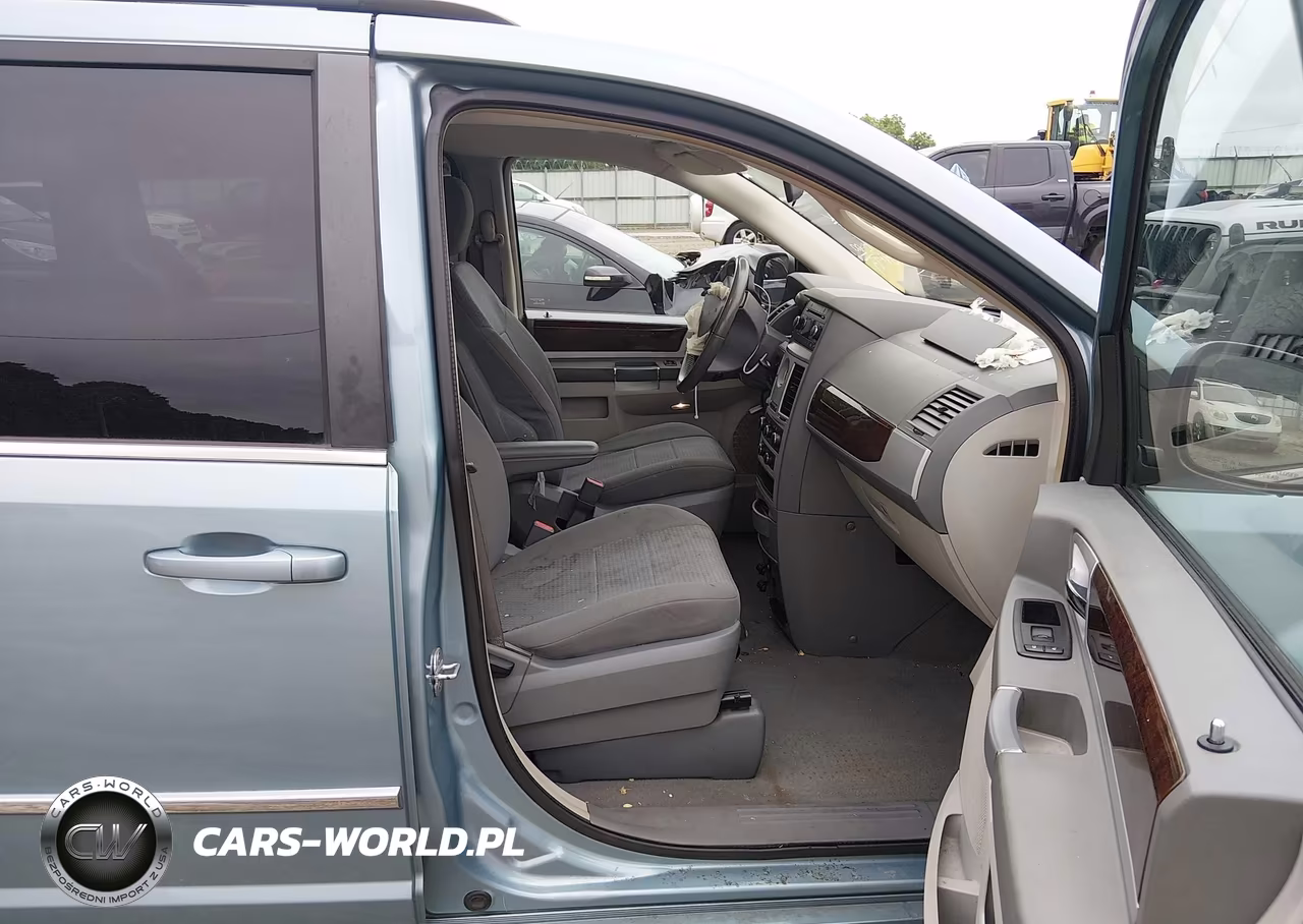2010 Chrysler Town & Country Touring VIN:2A4RR5D10AR243094 - 5