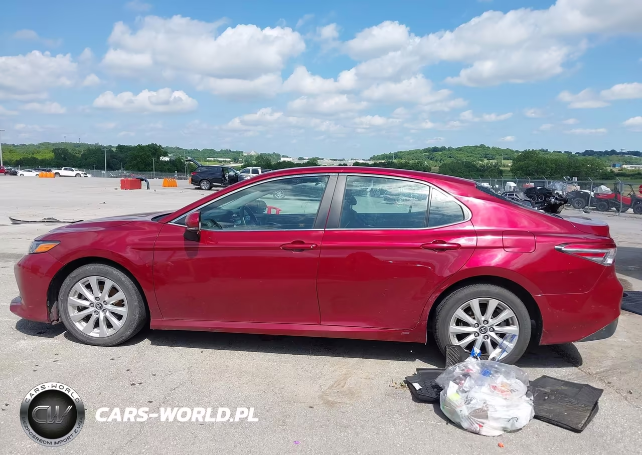 2018 Toyota Camry Le VIN:4T1B11HK0JU523932 - 14