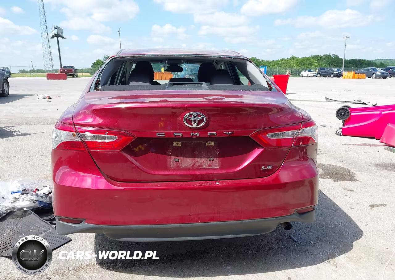 2018 Toyota Camry Le VIN:4T1B11HK0JU523932 - 16