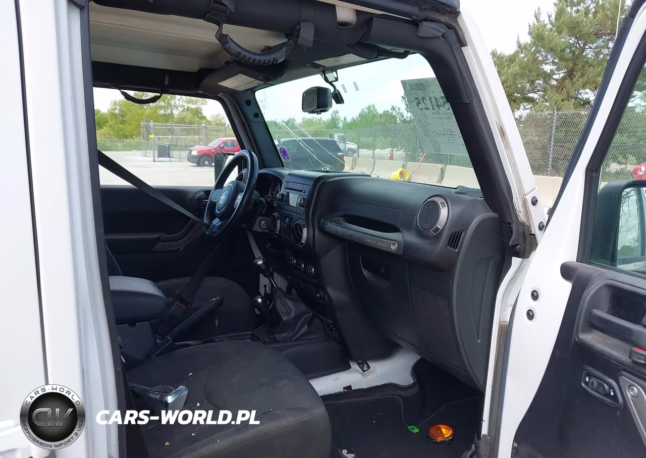 2015 Jeep Wrangler Unlimited Sport VIN:1C4BJWDG5FL763056 - 5
