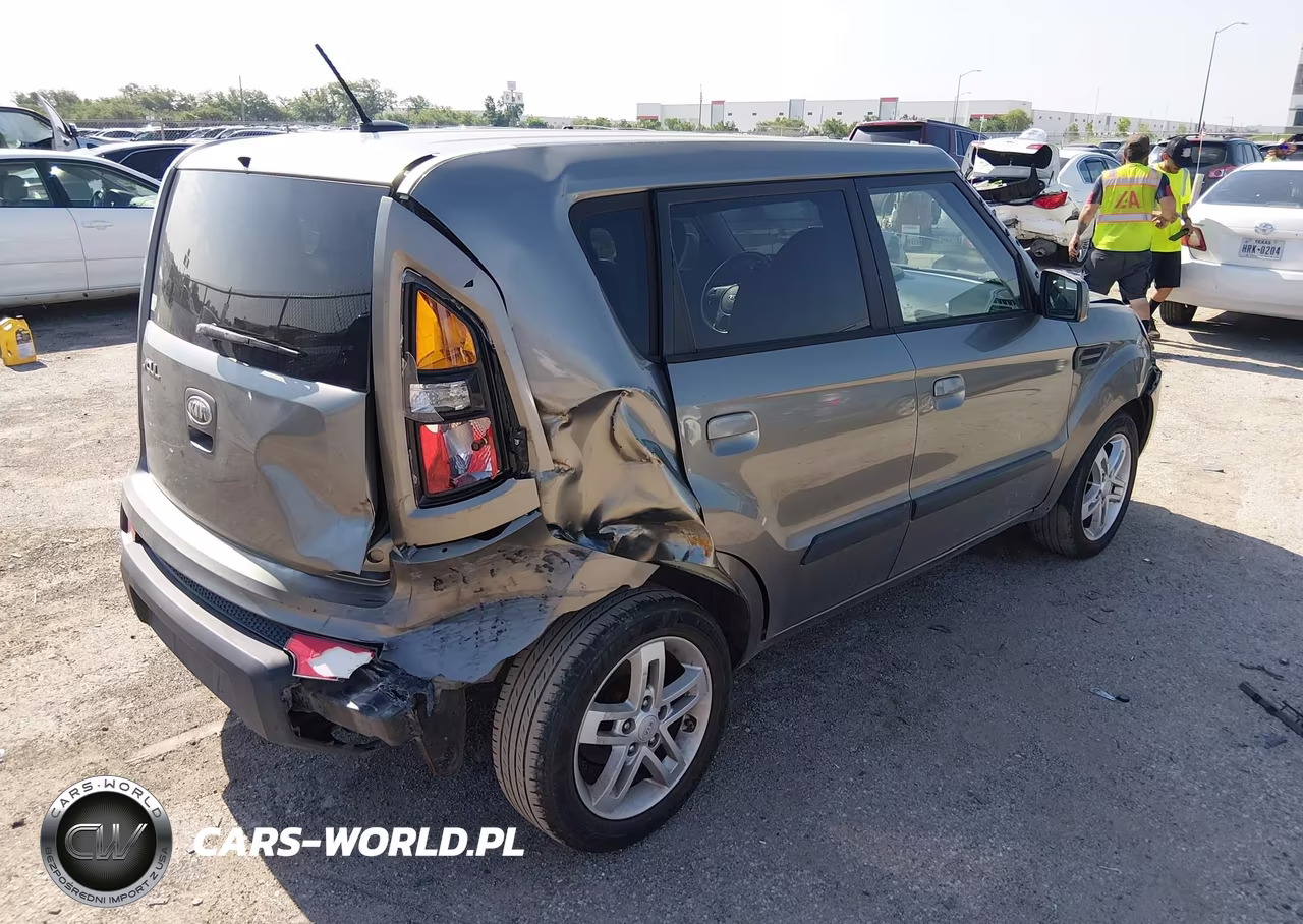 2010 Kia Soul + VIN:KNDJT2A27A7030662 - 4