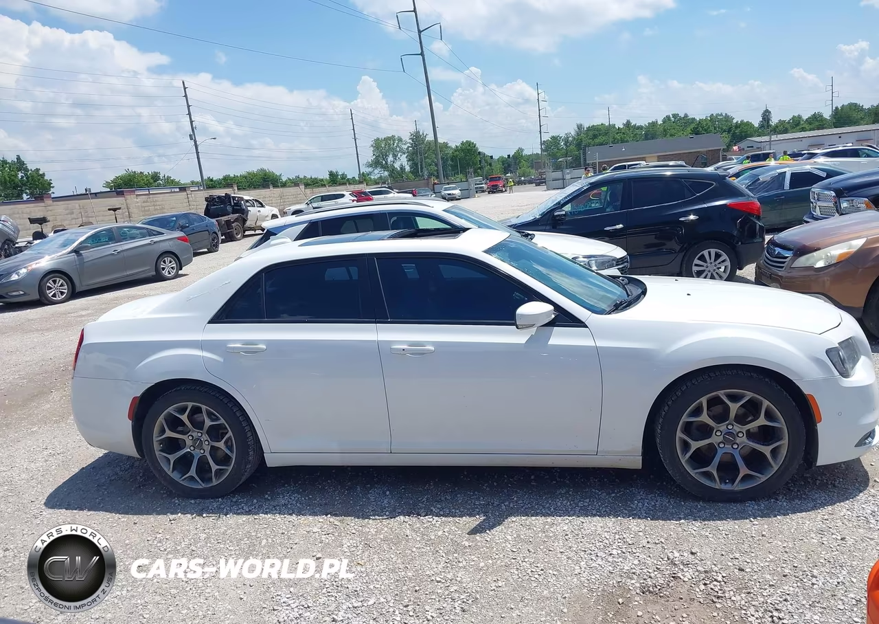 2018 Chrysler 300 300S VIN:2C3CCABG1JH264236 - 13