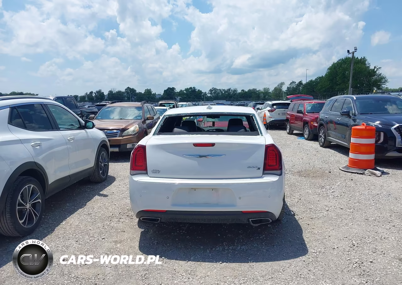 2018 Chrysler 300 300S VIN:2C3CCABG1JH264236 - 16