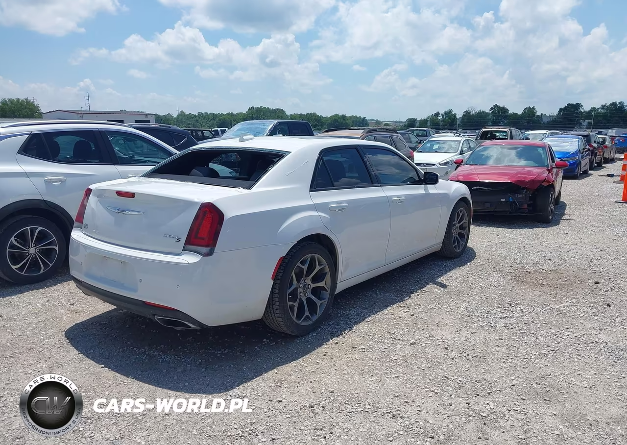 2018 Chrysler 300 300S VIN:2C3CCABG1JH264236 - 4