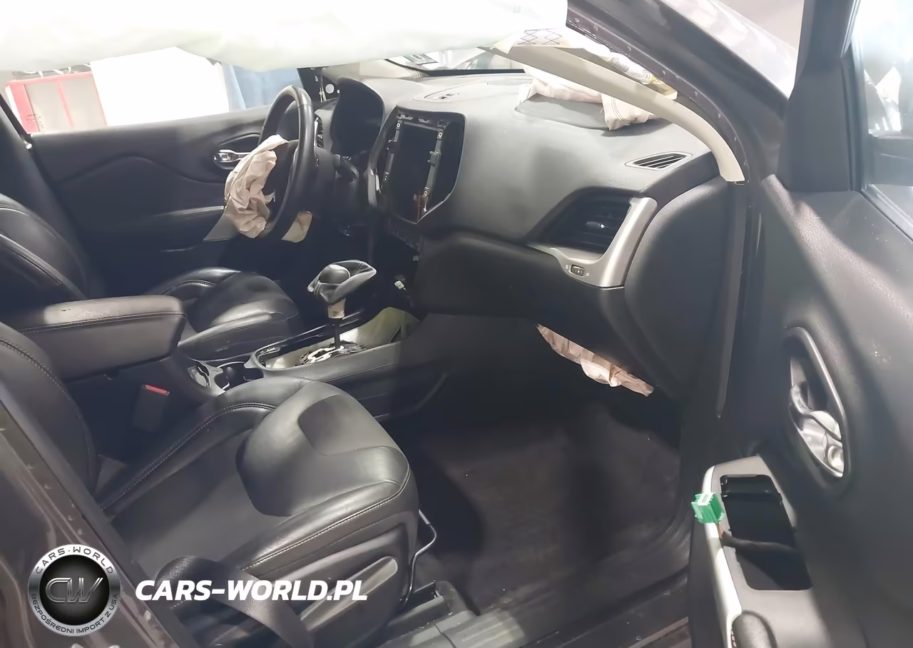2018 Jeep Cherokee Latitude Plus VIN:1C4PJMLB2JD527340 - 5